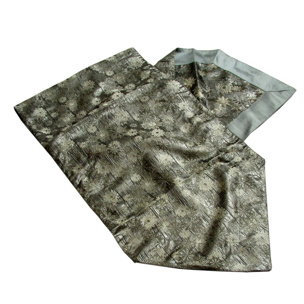 NWT Jacquard Snowflake Table Runner